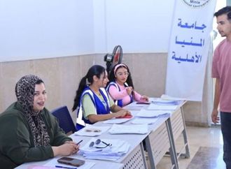 رئيس جامعة المنيا الأهلية يتابع انتظام إجراءات استلام أوراق المقبولين بالمرحلة الأولى