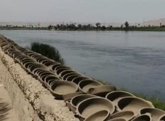 على جانب النيل تستمر حكاية الأجداد.. صناعة الفخار مهنة متوارثة في قرية دندرة بقنا.. صور