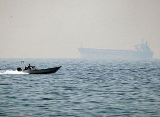 وزير الصناعة الإماراتي يؤكد أن مضيق هرمز ليس مفتوحا وتم تسليحه