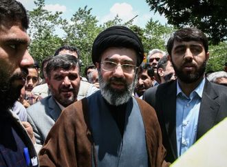 مستشار خامنئي: لقاء ترامب والمرشد الأعلى لإيران غير ممكن حاليا