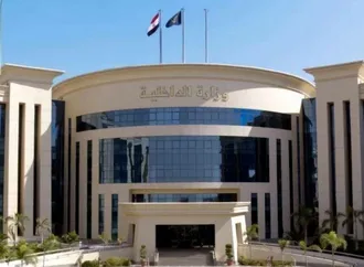 بسبب خلافات عائلية.. عاطل يهدد والدته بالقتل بسلاح أبيض في القاهرة