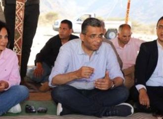 محافظ البحر الأحمر يوجه بتركيب خزان مياه ومراجعة البيوت الخشبية.. صور