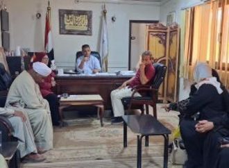 رئيس مركز ومدينة أرمنت يستقبل المواطنين لبحث شكواهم ومطالبهم باللقاء الأسبوعى