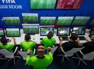 قبيل انطلاق مباراة المغرب وفرنسا.. "الفيفا" يدخل إجراء تقنيا جديدا على "الفار"