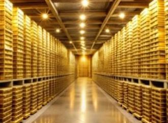 قفزة مفاجئة في سعر الذهب اليوم رغم توقف التداولات والإجازة 