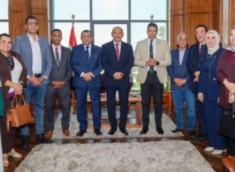 محافظ السويس يدعم المشروعات الخضراء الذكية.. وندوة للتعريف بالدورة الرابعة