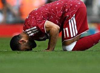 سجدة شكر تتحول إلى جدل.. رومانو يخطئ في تفسير وداع صلاح