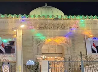 عمرو أديب منتفدًا وضع صورة وزير الأوقاف على جامع السيدة زينب: غير مبرر