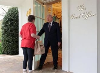 بعد حصار مضيق هرمز.. ترامب يخبر دليفري "ماكدونالدز": إيران لن تمتلك السلاح النووي