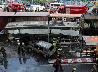 تايلاند.. 8 قتلى و25 مصابا في حادث تصادم بين قطار وحافلة- صور