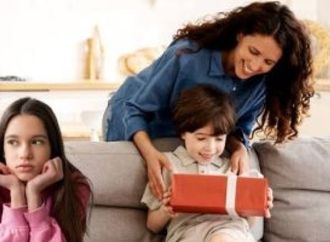 أخوك أحسن منك.. ما هى الآثار السلبية للمقارنة على طفلك وكيف تحميه منها؟