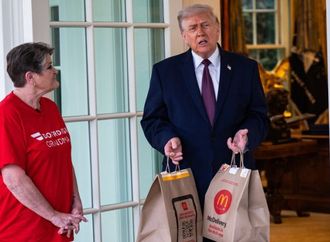 ترامب يترك لفتاة التوصيل 100 دولار بقشيش بعد استلامه طلب ماكدونالدز (فيديو)