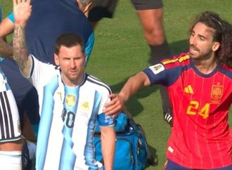 أراد طردي.. كوكوريلا يكشف تفاصيل أزمته مع ميسي في نهائي المونديال