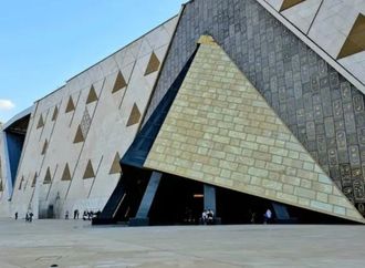 المتحف المصري الكبير يحتفل بمرور عام على افتتاحه بعرض «الشمس الأبدية».. وخبراء: غيّر خريطة السياحة في القاهرة