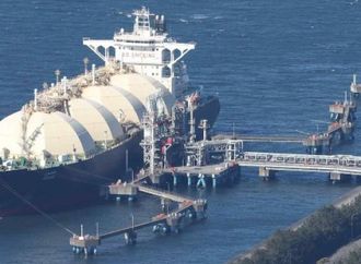 أول ناقلة غاز مسال تغادر مضيق هرمز بمحاذاة الساحل العُماني