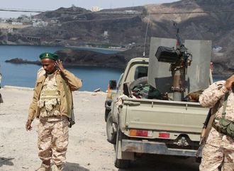 "رويترز": مقتل 15 شخصا في واقعتين منفصلتين في عدن اليمنية
