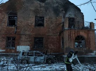 بعد يوم من قصف روسي بصاروخ أوريشنيك.. سماع انفجارات بمقاطعة أوكرانية