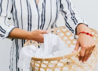 حيل سهلة للحفاظ على الملابس البيضاء.. بدون اصفرار وبهتان