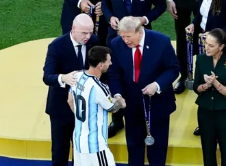 لاعبو منتخب الأرجنتين يتسلمون ميداليات المركز الثاني في كأس العالم
