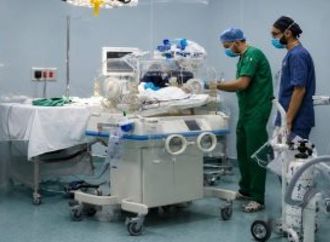 معجزة طبية في مستشفى الناس.. إنقاذ رضيع عمره 10 أيام من ورم خبيث بالكبد