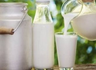 لماذا يعد الحليب أكثر ترطيبًا للجسم من الماء؟