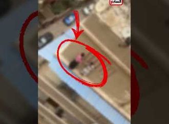 لحظة بطولية.. شاب مصري ينقذ سيدة أجنبية في موقف إنساني مؤثر