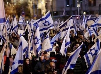 استطلاع: انقسام إسرائيلي حول استمرار العمليات العسكرية وسط تراجع شعبية حكومة الاحتلال