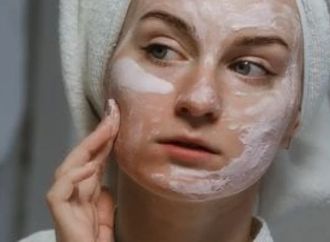 5 وصفات طبيعية لتقشير البشرة وعلاج آثار حب الشباب