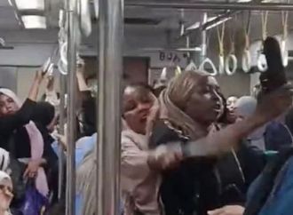 خناقة الشبشب في مترو الأنفاق.. فيديو سيدتين سودانيتين يثير ضجة واسعة