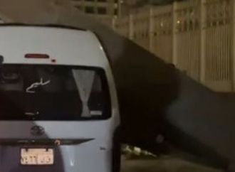 ​بسبب سوء الأحوال الجوية.. سقوط لوحة إعلانية بالمعادى وتحطم سيارة أسفلها