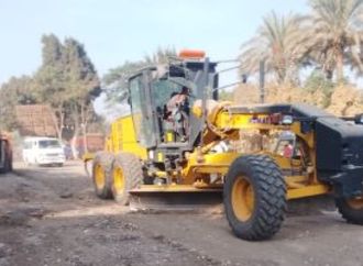 انطلاق أعمال تسوية وتمهيد طريق طوخ شبين القناطر استعدادا لبدء الرصف.. صور