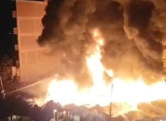 فصل المواسير المحترقة.. جهود مكثفة للسيطرة على حريق أشمون بالمنوفية