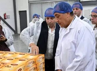 وزير الاستثمار يتفقد مصنع "الطحان" المتخصص في تصنيع وتعبئة التمور