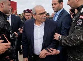 رئيس الوزراء اللبناني يتفقد مناطق الجنوب بعد الانسحاب الإسرائيلي.. وعون يطلب من ترامب إنهاء الاحتلال