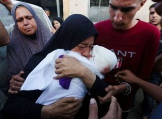مأساة إنسانية تتجاوز الموت: نفاد الأكفان في غزة يضطر الأهالي لـ"تدوير" أغطية الوداع