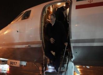 وزير الخارجية الإيراني يصل جنيف لاستئناف المفاوضات النووية مع أمريكا