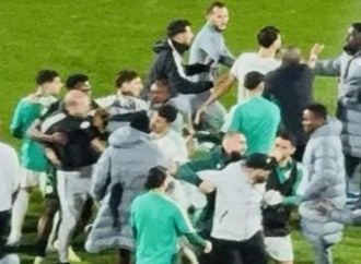 أحداث مؤسفة في ملعب مراكش بعد نهاية مباراة الجزائر ونيجيريا (فيديو)