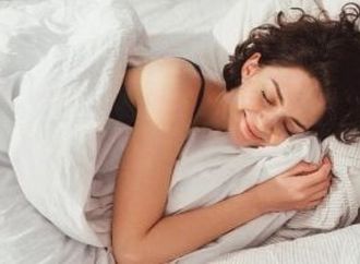 تناول تلك الأطعمة ليلا يساعدك على النوم بشكل جيد