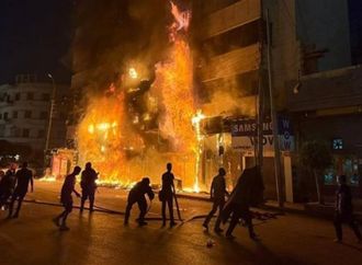 حريق هائل أعلى مطعم شهير بمدينة ملوي جنوب المنيا