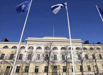 رئيس وزراء فنلندا يردّ بسخرية على تهديدات ترامب بسحب قواته