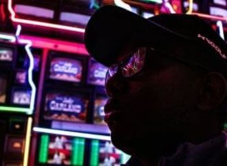 تحقيق يكشف: روبوتات الذكاء الاصطناعى توجه المستخدمين لمواقع غير قانونية