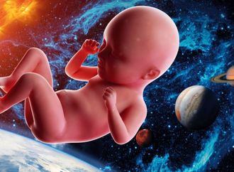 هل سيتمكن البشر يوماً ما من إنجاب أطفال في الفضاء؟