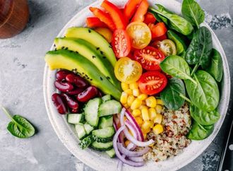 احذر السلطة "المبللة".. علامة هامة تمس سلامتك