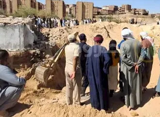 20 ساعة تحت الأنقاض.. ماذا حدث للأب وابنته داخل حفرة التنقيب بأسيوط؟ (فيديو وصور)