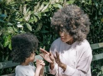 طفلك بيحكى أحداث يومه من خياله؟.. علامات تساعدك تفرقى بين الخيال والحقيقة