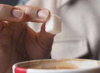 السكر والسعرات.. أيهما أكثر أهمية لسكر الدم؟