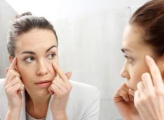 عادة يومية تعجل ظهور تجاعيد البشرة.. خدى بالك